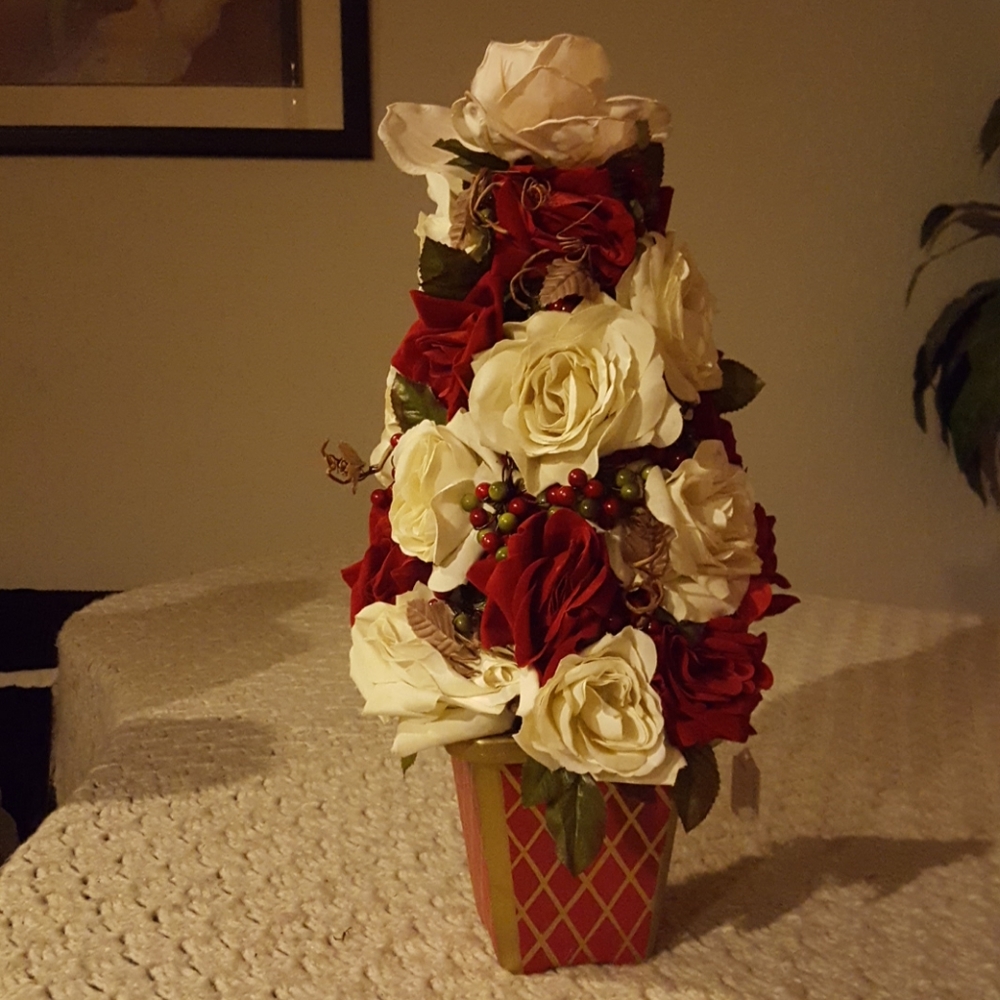 Home Decor Floral Centerpiece. - Picture 2 of 5